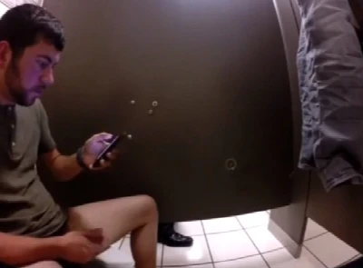 Carinha deu para estranho por baixo da cabine no banheiro público