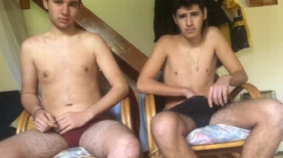 Amigos novinhos batem assistindo pornô, e ficam curiosos