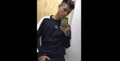 Novinho saca piroca gigante de dentro da cueca e filma
