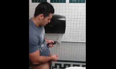Macho hétero goza no banheiro público vendo video do WhatsApp