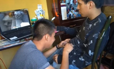 Novinho chupou a pica do primo por horas enquanto ele jogava