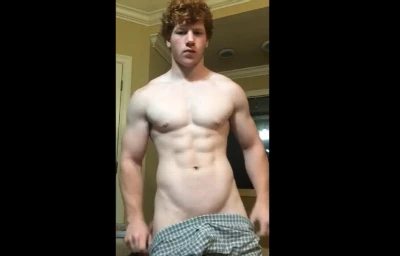 Novinho dos sonhos bate punheta pelado até gozar gostoso