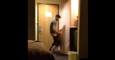 Novinho com tesão meteu a pica até gozar no Glory Hole do prédio