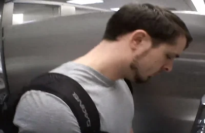 Flagrou macho mijando de pica dura no banheirão