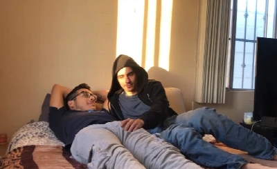 Colegas de quarto não resistem na quarentena e fodem gostoso