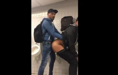 Safado anonimo mete a pica sem camisinha no banheirão publico