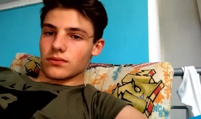 Garoto modelo fica pelado e bate punheta na webcam até gozar