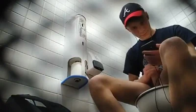 Guri bate punheta em banheiro publico e goza gostoso no vaso