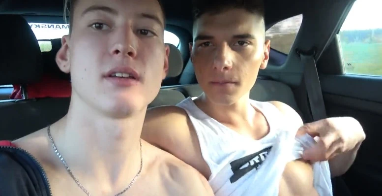 Garotos se chupam e se pegam dentro do carro com muito tesão