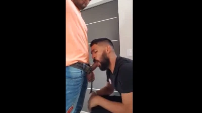 Macho careca dando de mamar e leite para tirado à hétero na firma