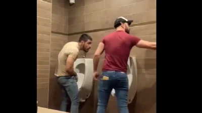Flagra de boquete e foda rápida com dois machos gostosos no banheirão