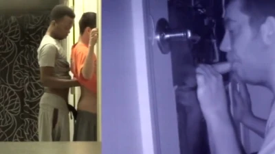 Amigos héteros foram juntos ao glory hole e roçaram com tesão