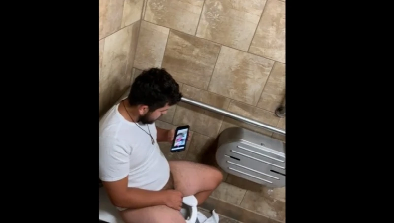 Barbudo gordinho goza vendo pornô hétero no banheirão - Flagra!