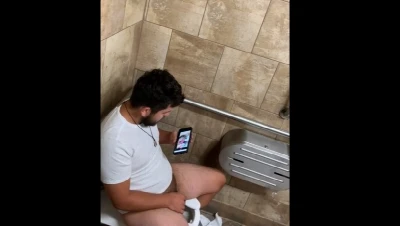 Barbudo gordinho goza vendo pornô hétero no banheirão - Flagra!