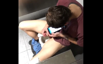 Garoto com pau da cabeça rosa é flagrado gozando na cabine do banheirão