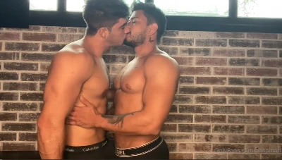 Machos impressionam em foda na chapa para o onlyfans gay