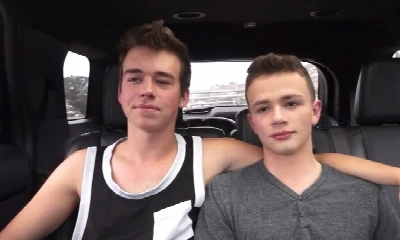 Novinhos aventureiros se chupam e trepam dentro do carro em movimento
