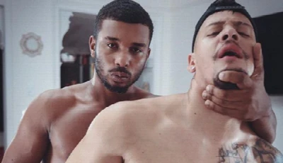 Theo Barone recebe o técnico de TV e é flagrado vendo pornô