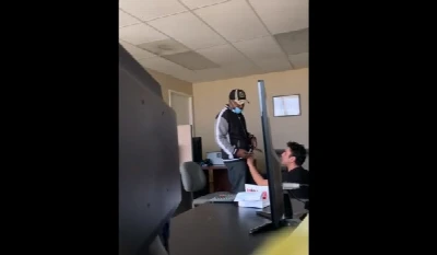 Mamou a pica do negão entregador no meio do trabalho