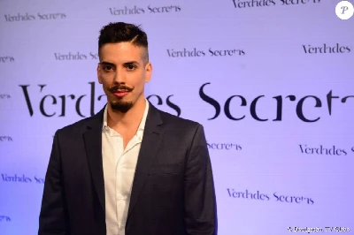Detalhe pesado chama atenção no story do ator Felipe Carolis