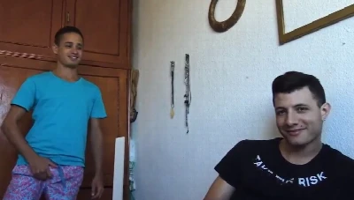 Moleque sovacudo topa foda em frente a câmera por dinheiro