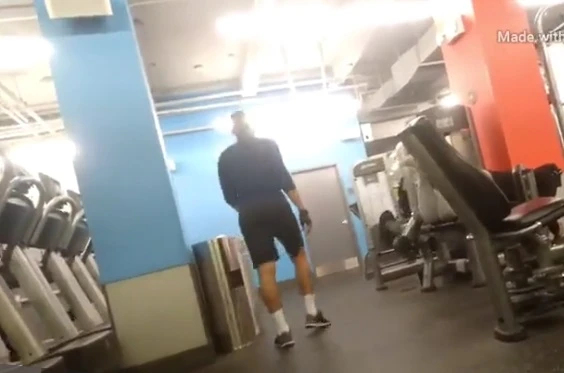Seguiu o boy na academia e flagrou ele gozando no banheiro
