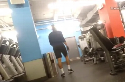 Seguiu o boy na academia e flagrou ele gozando no banheiro
