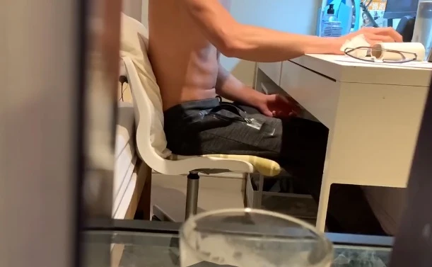 Escondeu a câmera na prateleira e filmou colega de quarto hétero gozando