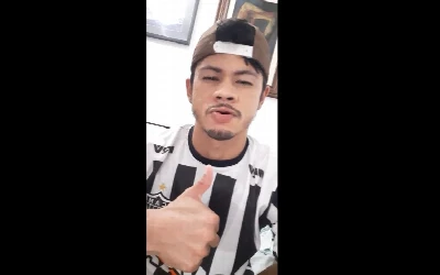 Torcedor do atleticano mostra cuzinho raspado, bate até gozar gostoso