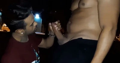 Ronny chupou a pica do Yuri Gaucho no meio da praça até ele gozar