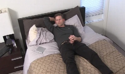 Militar fode gay por grana enquanto assiste pornô na televisão