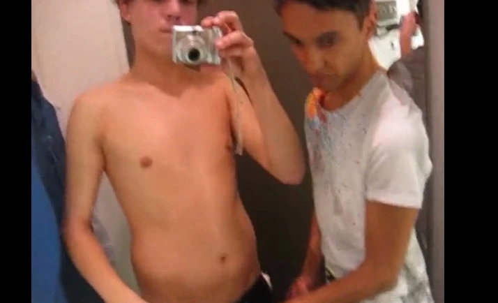 Amigos ficam com tesão ao provar roupas juntos e gozam no provador