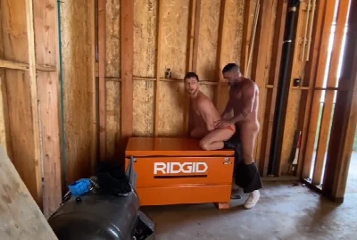 Puto devora passivo em garagem aberta no meio da rua