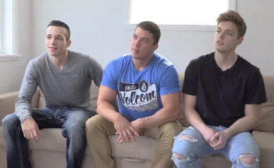 Três machos incríveis fazem troca-troca em sacanagem da GayHoopla