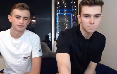 Amigos se empolgam na live e acabam em troca-troca na webcam