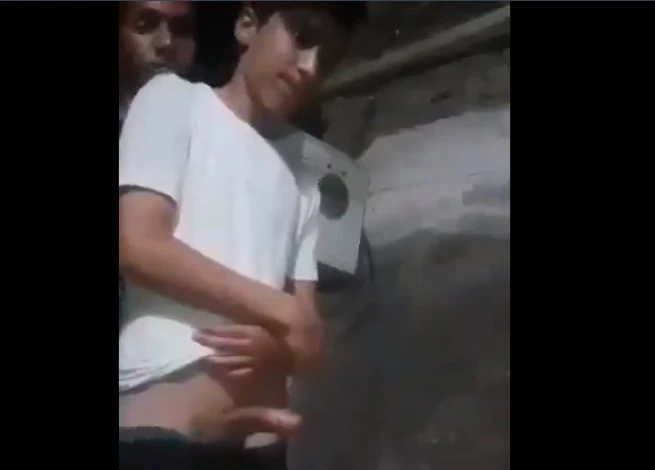 Vídeo de novinho dando o cu escondido e de pau duro viraliza na internet