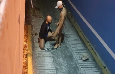 Puto foi dar uma mijada e acabou levando pica de dotado desconhecido