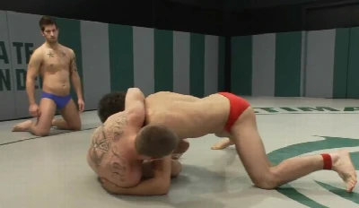 Lutadores de luta livre acabam se cueca e daquele jeito