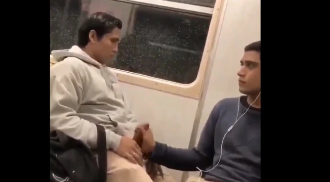 O tesão falou mais alto no vagão do metrô com jovens ousados
