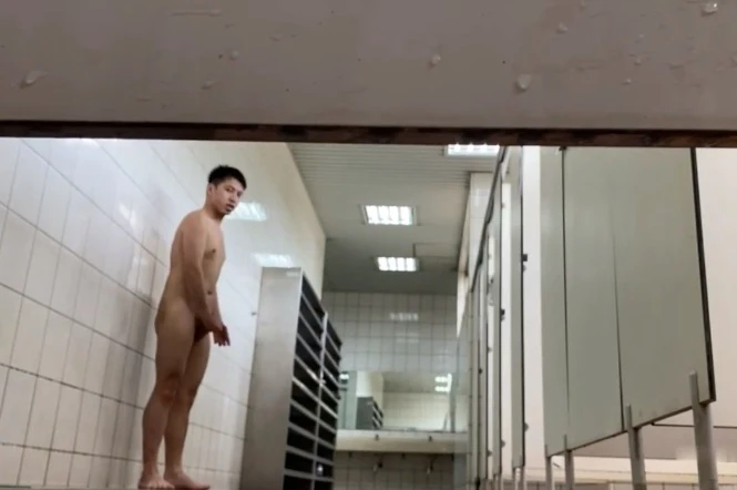 Japas trepam gostoso em banheiro do clube de natação