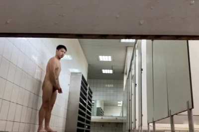 Japas trepam gostoso em banheiro do clube de natação