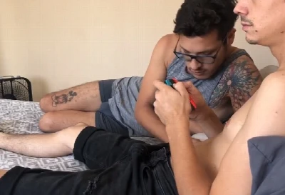 WOW!! Cabra safado coloca o primo pra jogar video game e chupa ele!