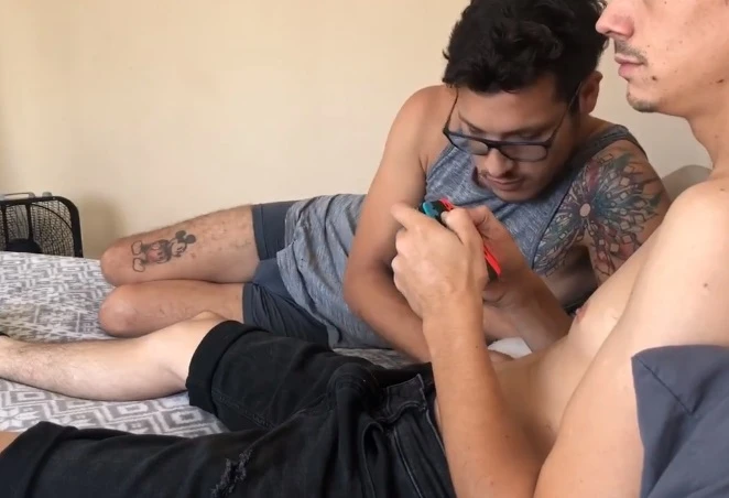 WOW!! Cabra safado coloca o primo pra jogar video game e chupa ele!