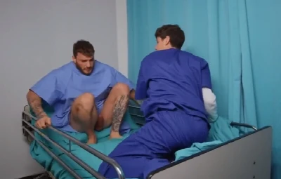 Macho é assediado por enfermeiro e come ele com a esposa do lado