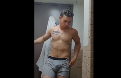Guri pentelhudo grava punheta no banheiro da academia para fake
