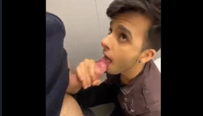 Novinho sai de restaurante chique para tomar leite de macho no banheiro