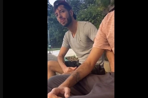 Rafael de putaria com macho desconhecido do ponto de onibus em público