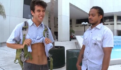 Isso vai doer! Garoto corajoso encara pica gigante do negão no seu cu!!!!!