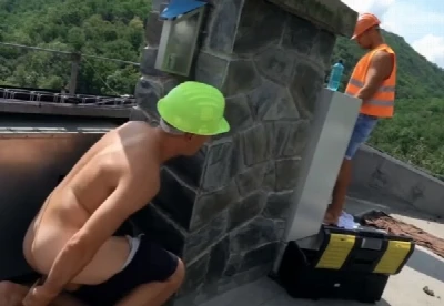 Safado foi flagrado pelo colega pedreiro na obra e levou pica como queria