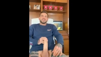 Tiozão surpreende com cacete e tatuagens, uma super gozada no final